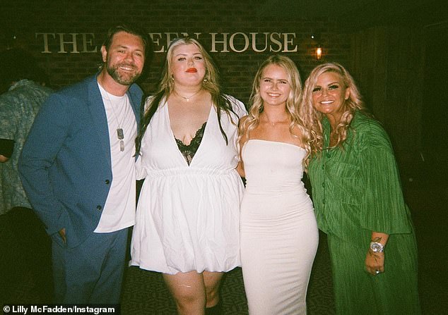 Brian (izquierda) estuvo casado anteriormente con la cantante de Atomic Kitten, Kerry Katona (derecha), de 2002 a 2006, con quien comparte a Molly y Lily-Sue.
