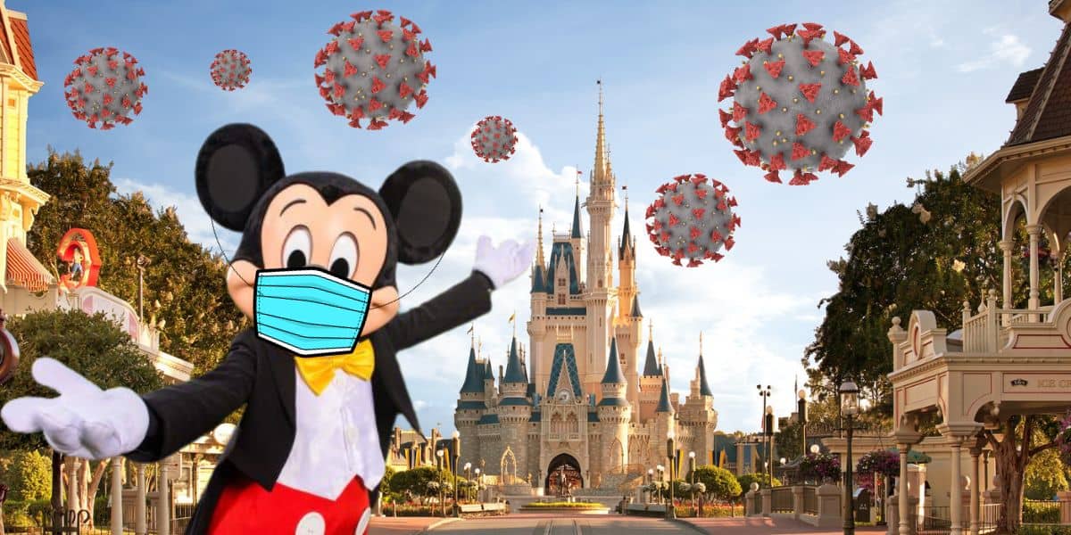 Mickey Mouse frente al Reino de la Galaxia con una mascarilla y originales bichos flotando de fondo en este rompecabezas de viaje de Disney World.