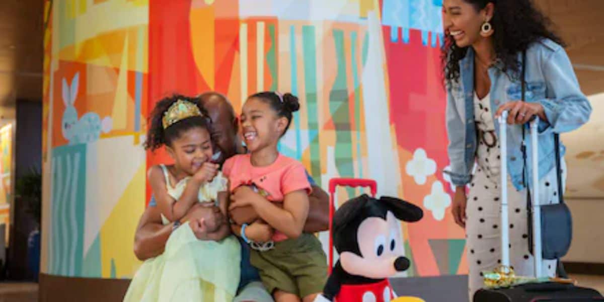 La familia está sentada en el dormitorio de Disney.