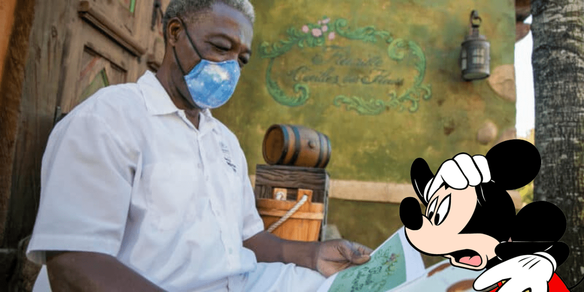 Un personaje con mascarilla para prevenir la propagación de enfermedades en Disney World y Mickey Mouse tiene miedo