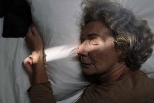 la anciana esta durmiendo 