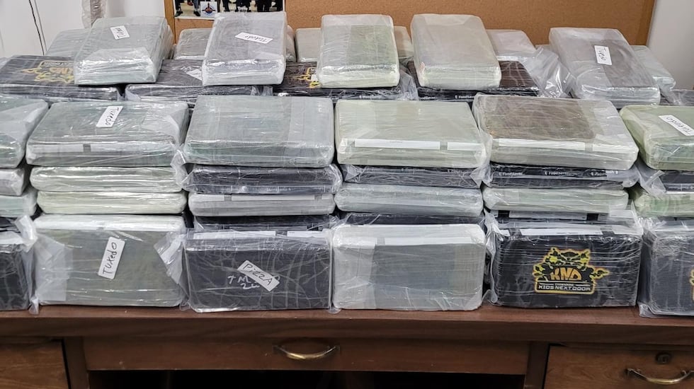 Los agentes de la Patrulla Estatal de Nebraska arrestaron a una persona después de encontrar más de 240 libras...
