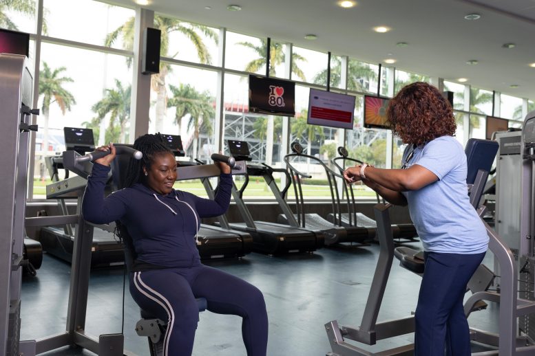 Una mujer haciendo ejercicio en una máquina de ejercicios.