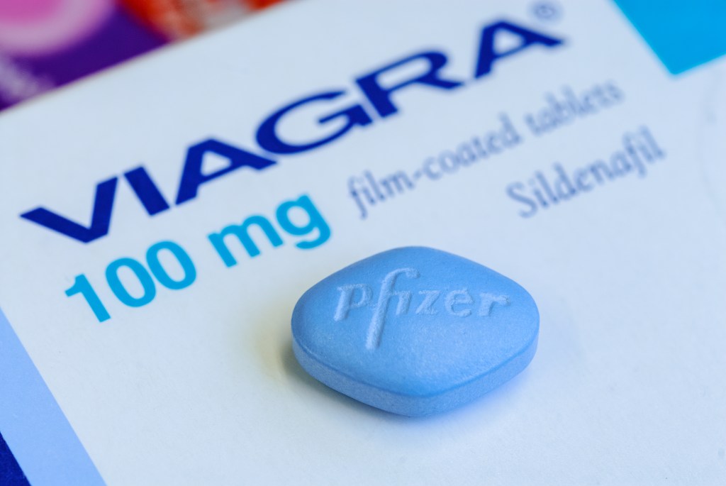 Junto a la pastilla azul de Pfizer Viagra en su envase.