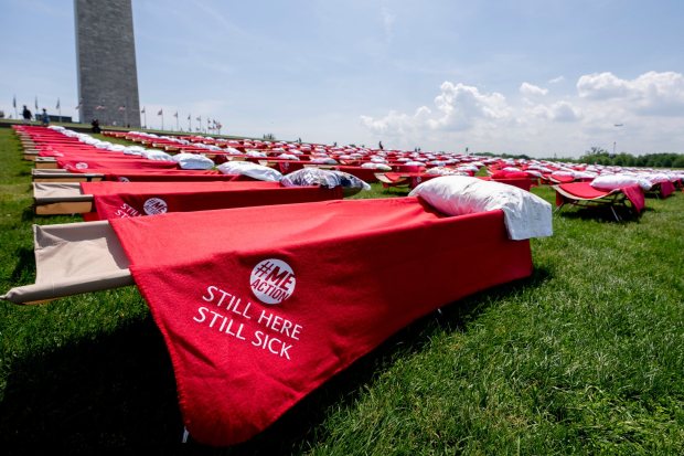 Los defensores de las personas que padecen COVID-19 crónico y encefalomielitis miálgica/síndrome de fatiga crónica instalaron 300 camas frente al Monumento a Washington en el National Mall de Washington, el viernes 12 de mayo de 2023, para representar a los millones de personas que padecen la enfermedad infecciosa. (Foto AP/Andrew Harnik)
