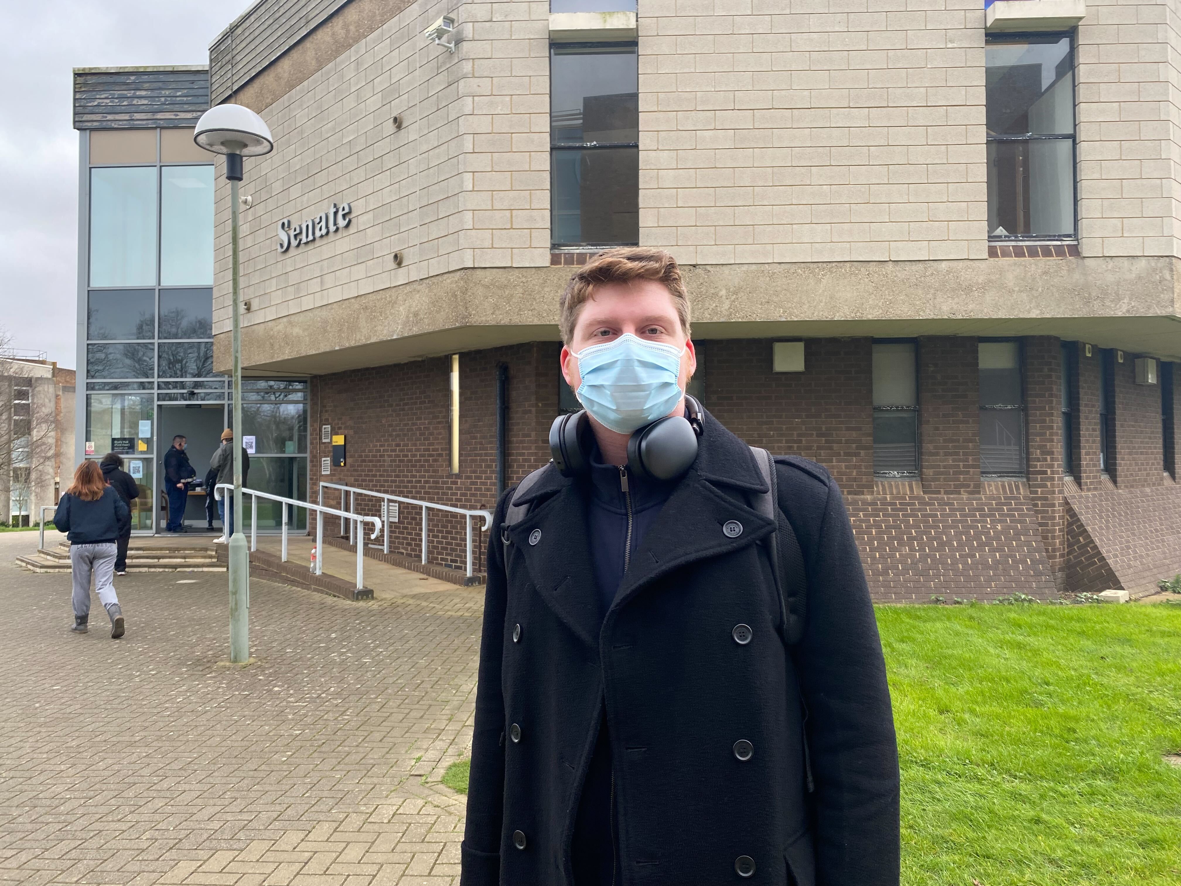 Matthew McKeague recogió antibióticos para prevenir la propagación de la enfermedad fuera de Canterbury.