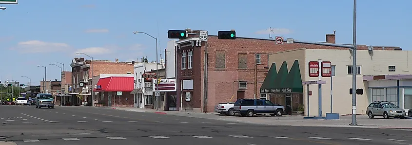 Vista del lado este de 10th Street en Gering, Nebraska, mirando al noreste desde M Street.