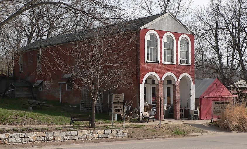 El edificio Lone Tree Saloon está ubicado en el lado norte de Main Street en Brownville, Nebraska.
