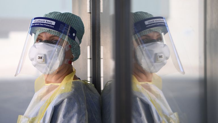 Una enfermera durante la pandemia de COVID en 2020. Imagen: PA
