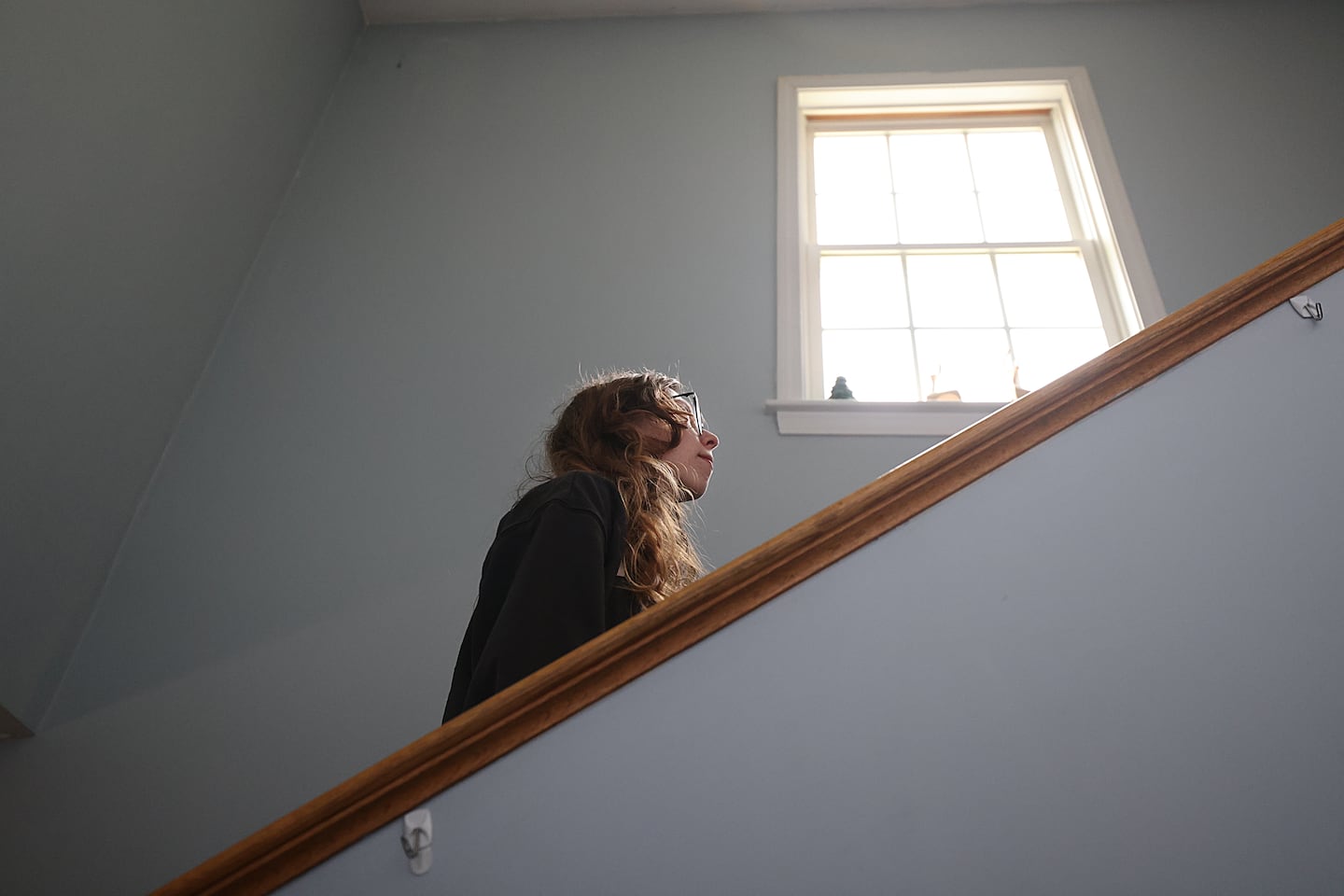 Kaylee Joaquim, quien tomó la foto en su casa, tiene problemas para subir las escaleras.