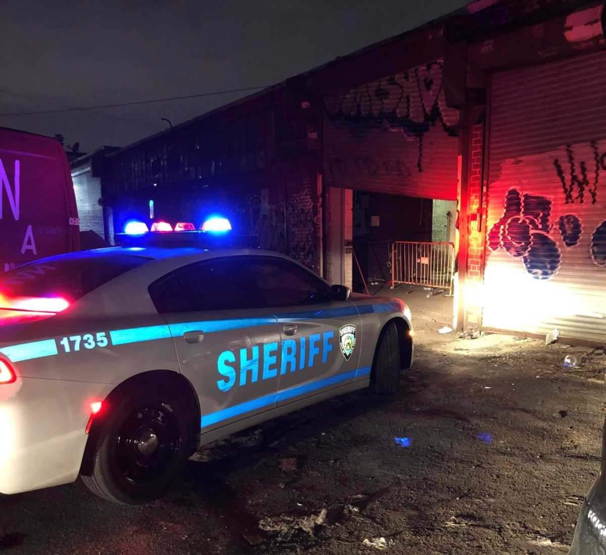 La Oficina del Sheriff llevó a cabo una redada ilegal contra el ruido el 6 de marzo de 2021 dentro de un almacén ubicado dentro de un sitio Superfund en Ridgewood, Queens.