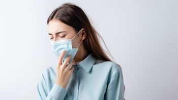 Un grupo de mujeres responsables usan mascarillas como forma de protegerse contra el COVID, destacando su compromiso compartido con la salud pública y la seguridad personal. (Crédito de la imagen Infobae)