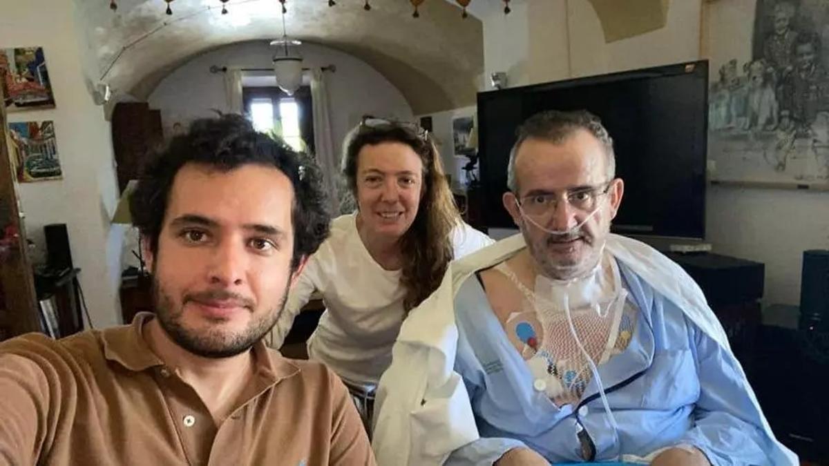 Médico en marzo de 2021, un año después de salir de UCI.