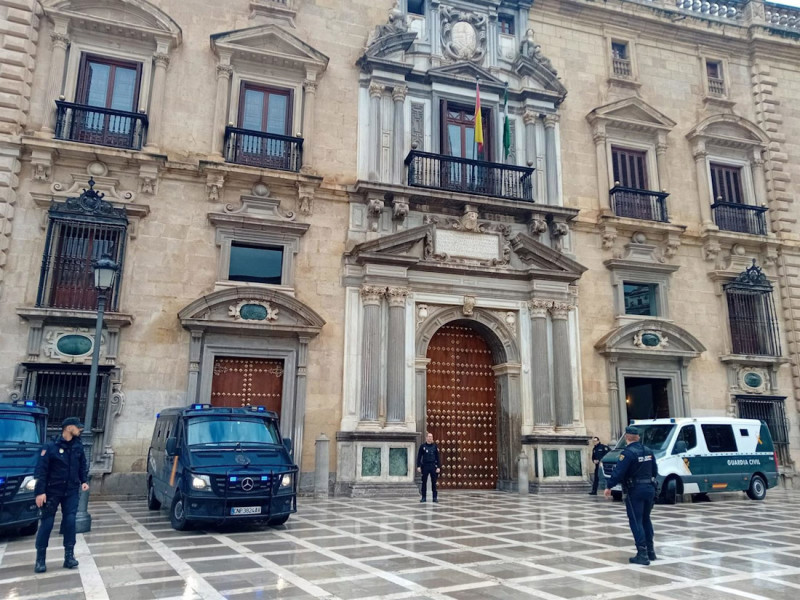 Varios vehículos de la Policía Nacional en la Real Chancillería de Granada el pasado mes de enero durante el juicio por el crimen de Atarfe (EUROPA PRESS)