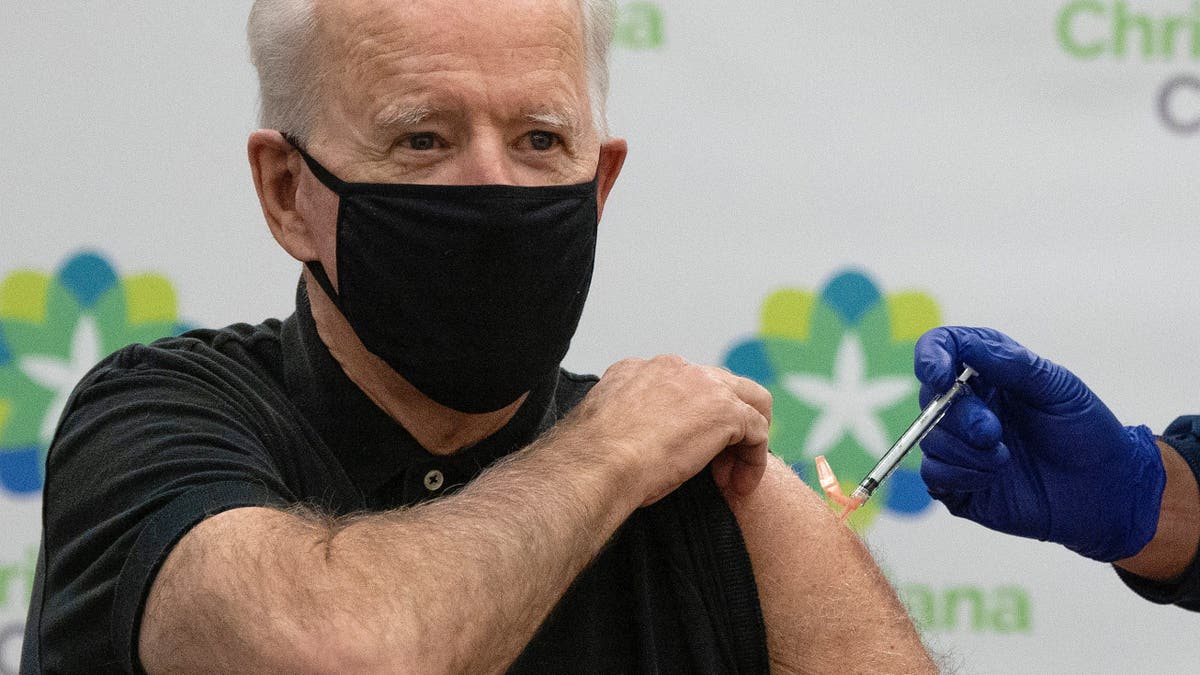 El presidente electo Joe Biden recibe la vacuna Pfizer-BioNTech Covid-19 en un hospital de Christiana