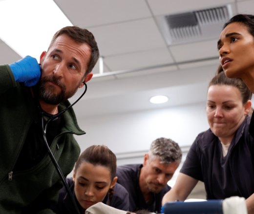 Noah Wyle, Ned Brower y Supriya Ganesh en Pitt, tratando a un paciente.