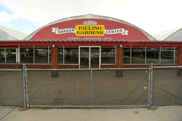 DENVER, CO - 4 DE SEPTIEMBRE: El alambre de púas mantiene a la gente fuera del ahora cerrado vivero Paulino Gardens ubicado en 6300 North Broadway el 4 de septiembre de 2019 en Denver, Colorado. La tienda de jardinería local de Paulino y otros viveros de la ciudad cerraron o se vieron obligados a mudarse debido al aumento de los precios de las materias primas. En lugar de condominios o apartamentos estándar, los desarrolladores están utilizando el terreno para uso industrial. (Foto de Helen H. Richardson/The Denver Post)