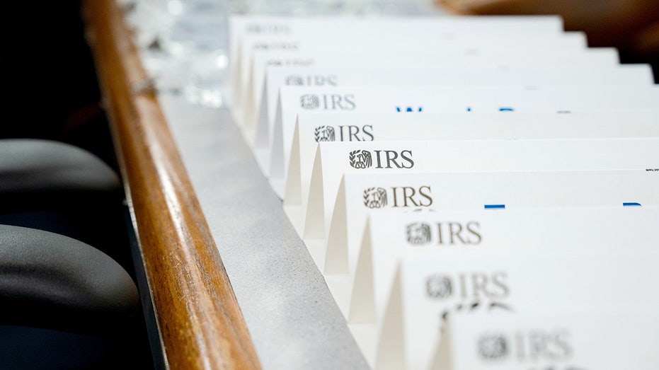 Logotipo del IRS en tarjetas de visita