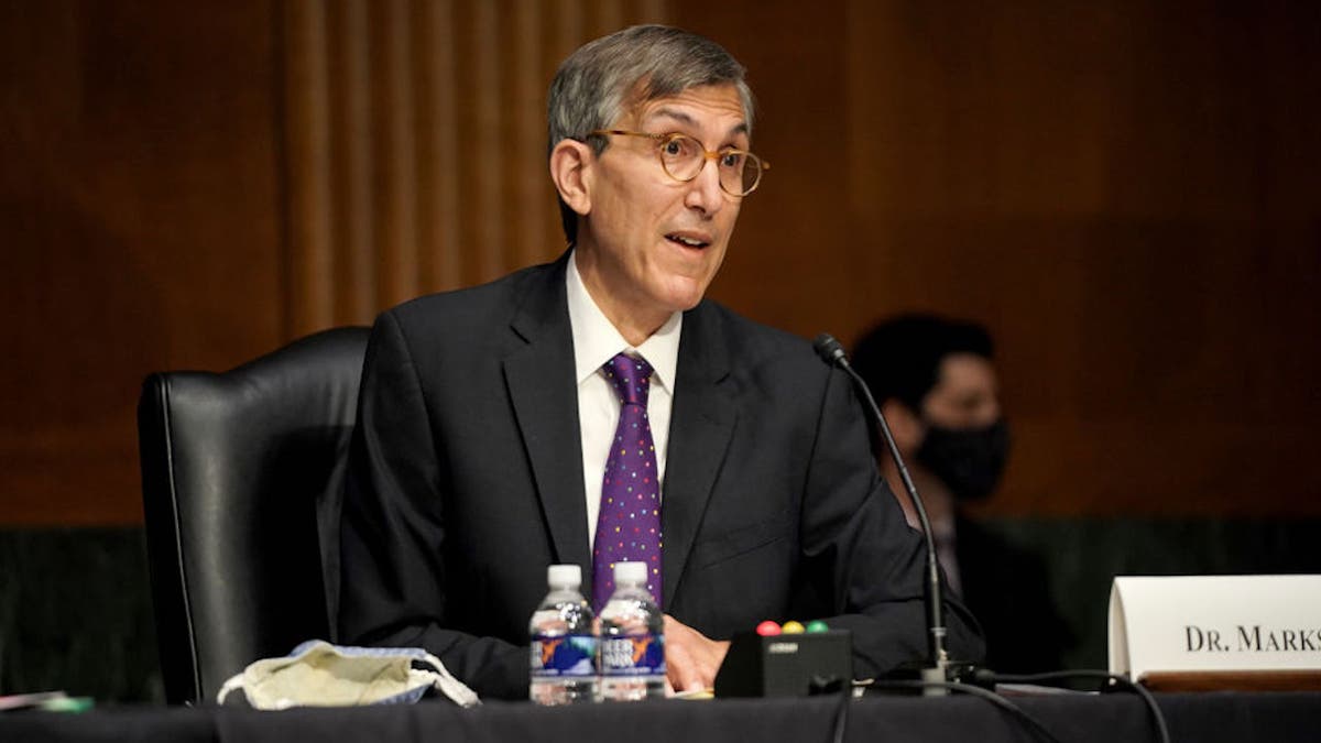 El Dr. Peter Marks habla durante una audiencia del Comité de Salud del Senado en Washington, DC