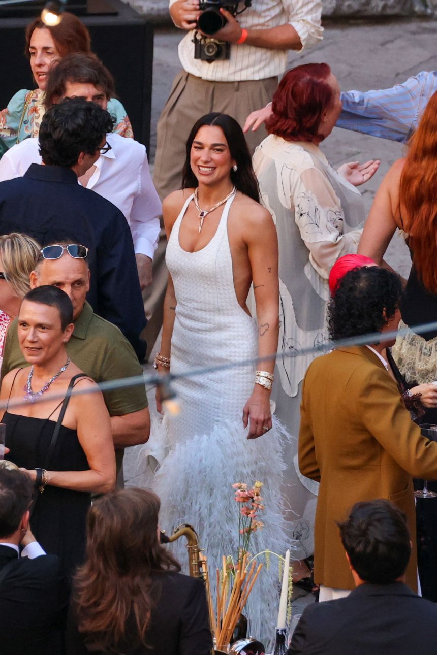 Después de casarse en Londres con un traje de Schiaparelli, Lipa salió a la ceremonia en Palermo con un vestido blanco de punto de cuero de Bottega Veneta con plumas de avestruz.