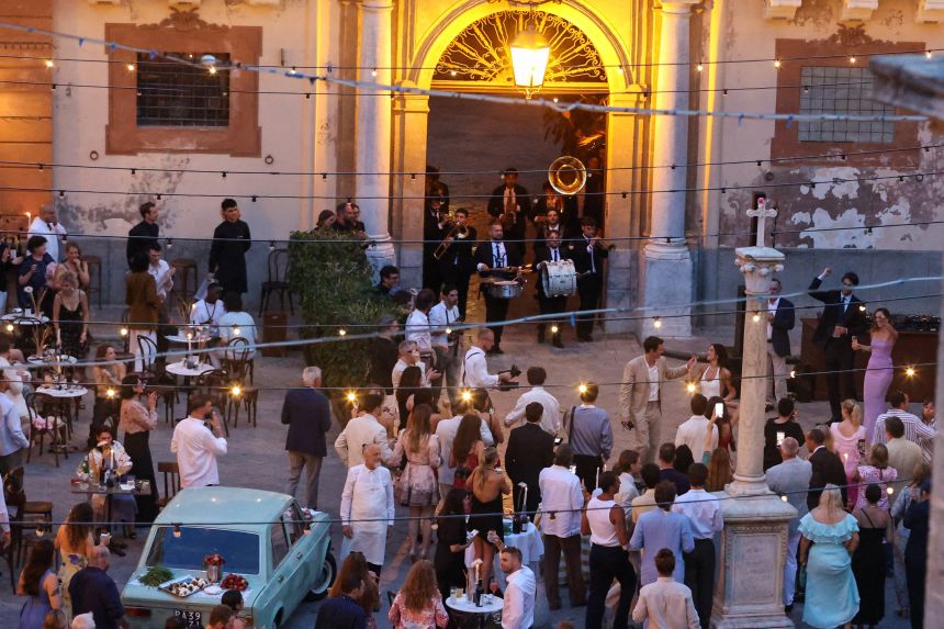 Cientos de invitados se unieron a Dua Lipa y su marido, el actor Callum Turner, en Palermo para la fiesta de tres días.